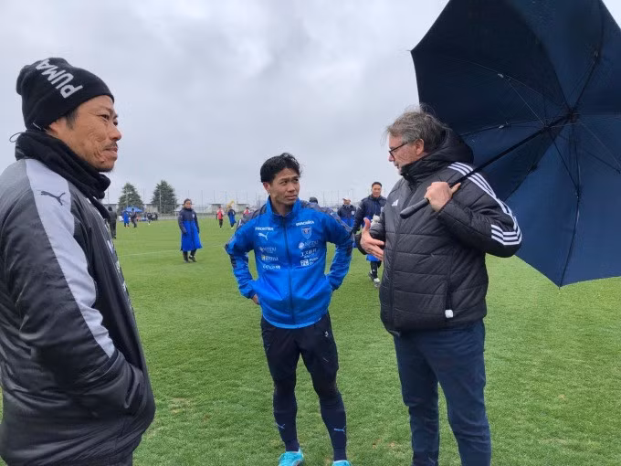 HLV Philippe Troussier (phải) gặp Công Phượng (áo xanh) sau trận đấu dành cho đội dự bị Yokohama FC sáng nay 25/2. Ảnh: VFF