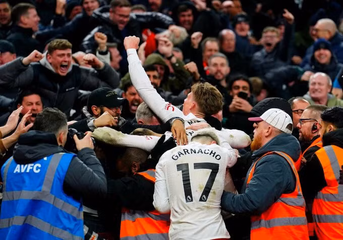 McTominay và Garnacho ôm lấy khán giả Man Utd mừng bàn ấn định thắng lợi 2-1 trước Aston Villa trên sân Villa Park, thành phố Birmingham, vòng 24 Ngoại hạng Anh tối 11/2/2024. Ảnh: PA