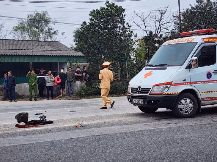 Nhiều mảnh vỡ từ chiếc xe máy được gom lại.