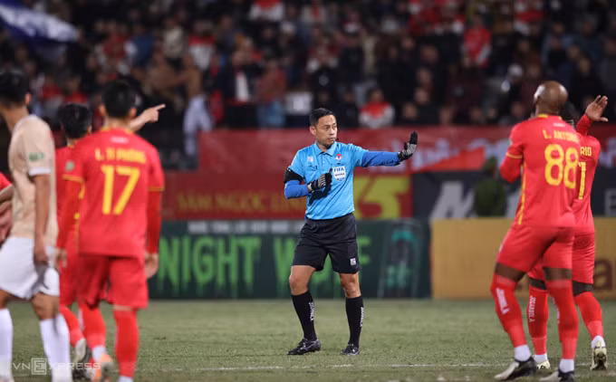 Cầu thủ Thanh Hóa bức xúc với trọng tài Ngô Duy Lân khi không rút thẻ đỏ với Gieovane. Ảnh: Lâm Thỏa