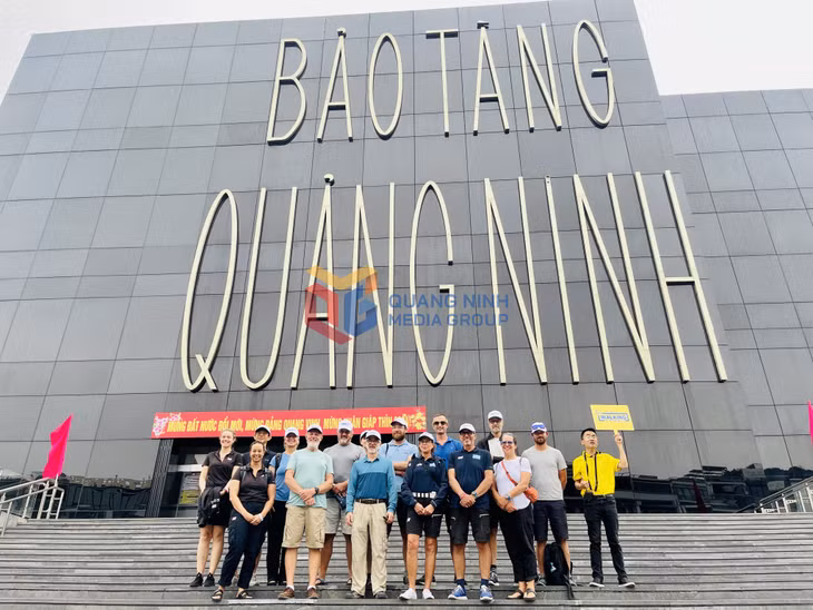 Đoàn thủy thủ Clipper Race thích thú "check in" Bảo tàng Quảng Ninh.