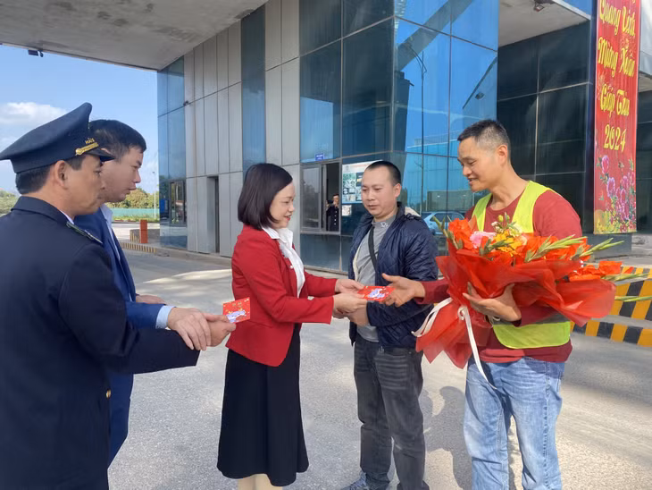 Lãnh đạo TP Móng Cái và các lực lượng chức năng tại Cửa khẩu cầu Bắc Luân II tặng hoa chúc mừng và lì xì đầu năm mới cho Công ty TNHH Quốc tế Bạch Đằng.
