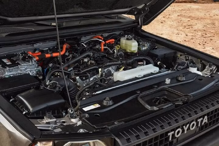 Toyota Land Cruiser Prado 2024 sử dụng động cơ xăng 2.4L công suất 281 mã lực.