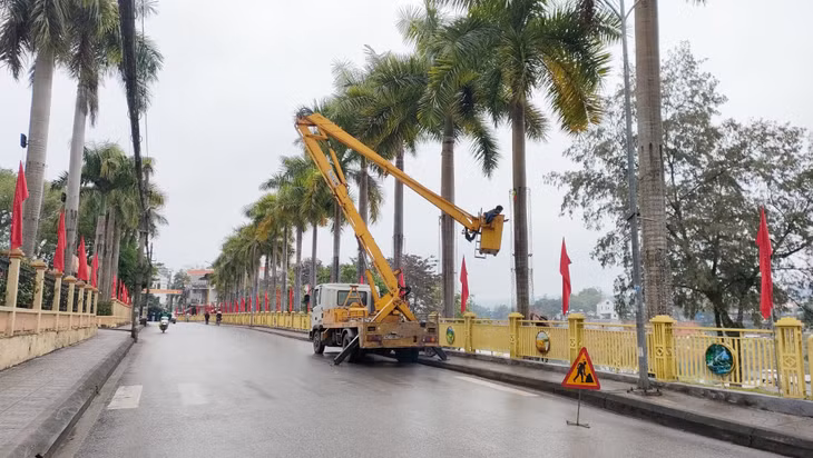 Các đơn vị thi công trên địa bàn huyện đang tích cực chỉnh trang hệ thống đèn điện trang trí Tết Nguyên đán Giáp Thìn 2024.
