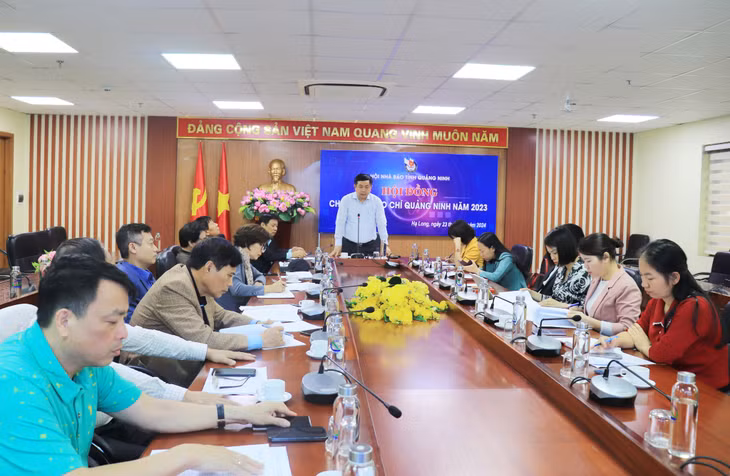 Nhà báo Mai Vũ Tuấn, Chủ tịch Hội Nhà báo tỉnh, Giám đốc Trung tâm Truyền thông tỉnh, Chủ tịch Hội đồng chấm Giải Báo chí Quảng Ninh năm 2023, phát biểu tại cuộc họp.