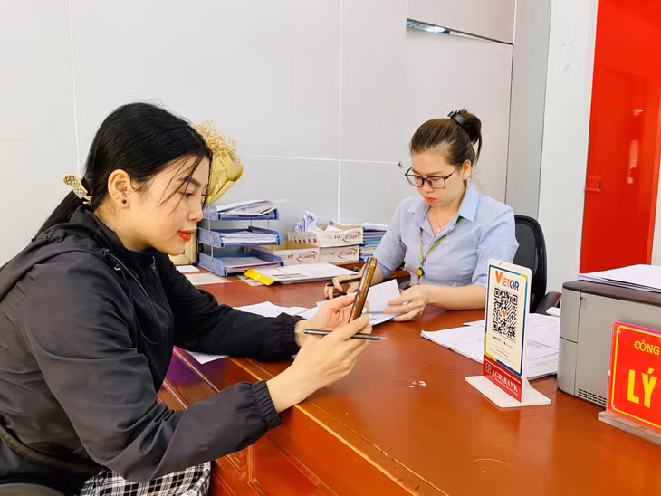 Người dân thực hiện TTHC tại Bộ phận trả tiếp nhận và trả kết quả hiện đại xã Vũ Oai (TP Hạ Long).