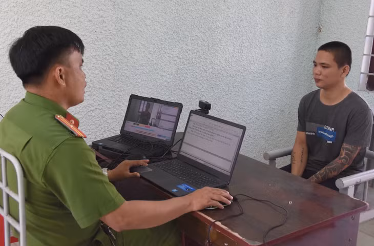 Cán bộ điều tra lấy lời khai bị can.