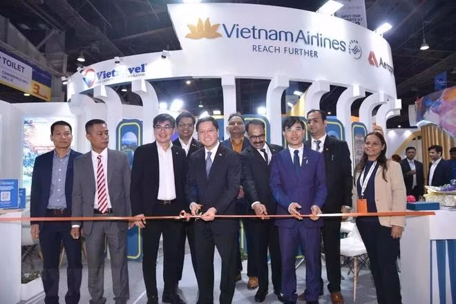 Đại sứ Việt Nam tại Ấn Độ Nguyễn Thanh Hải cắt băng khai trương gian hàng của Hãng hàng không Quốc gia Việt Nam (Vietnam Airlines). (Ảnh: Ngọc Thúy/TTXVN )