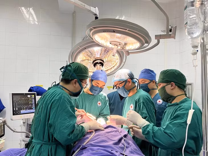 Phẫu thuật cấp cứu người bệnh tại Trung tâm Y tế huyện Vân Đồn. Ảnh: Đơn vị cung cấp.