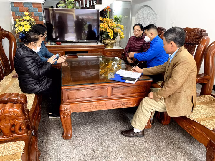 Đoàn Thanh niên và Tổ công nghệ số cộng đồng phường Ka Long đến nhà người dân hướng dẫn nộp TTHC qua mạng.