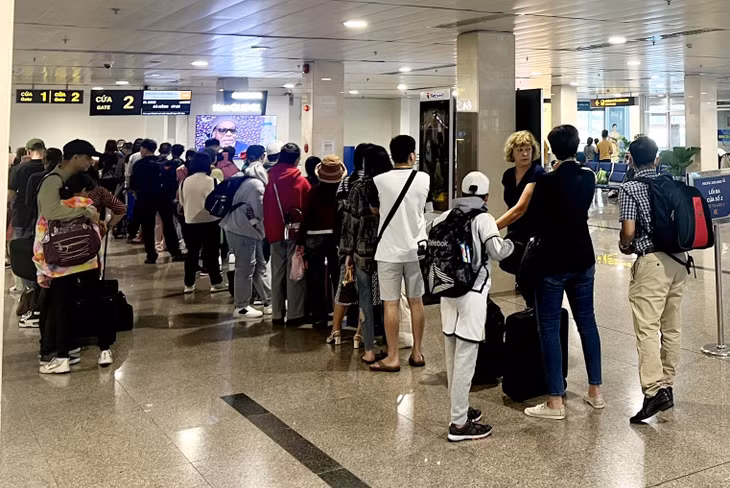 Hành khách xếp hàng qua cửa sân bay. Ảnh: HL