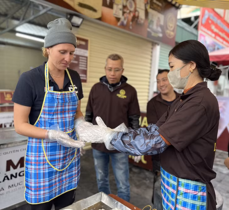 Thuyền trưởng Hannah học cách nặn chả.