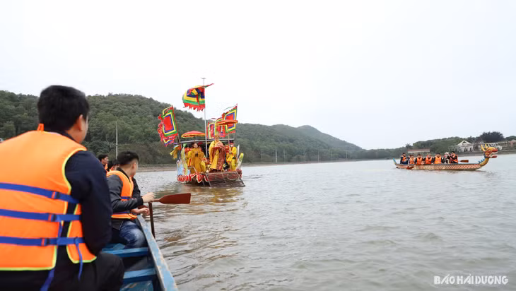 Tiếng nhạc lưu thuỷ hành vân, trống, chiêng rộn ràng cất lên cũng là lúc đoàn rước bắt đầu di chuyển từ chùa Côn Sơn tiến ra hồ Côn Sơn. Trong ảnh: Hai thuyền rồng nhỏ hơn làm nhiệm vụ "hộ tống"