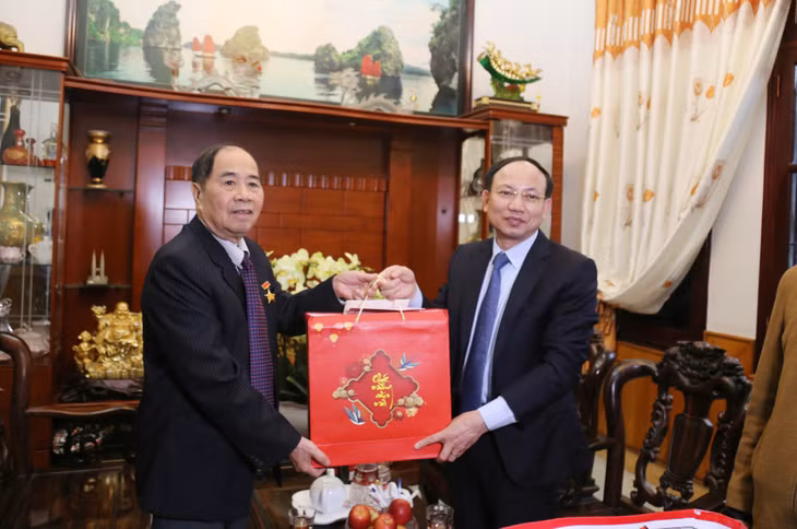 Đồng chí Bí thư Tỉnh ủy đến thăm, chúc Tết Anh hùng Lao động, Tiến sĩ Phạm Minh Thảo, nguyên Giám đốc Công ty CP Than Núi Béo.