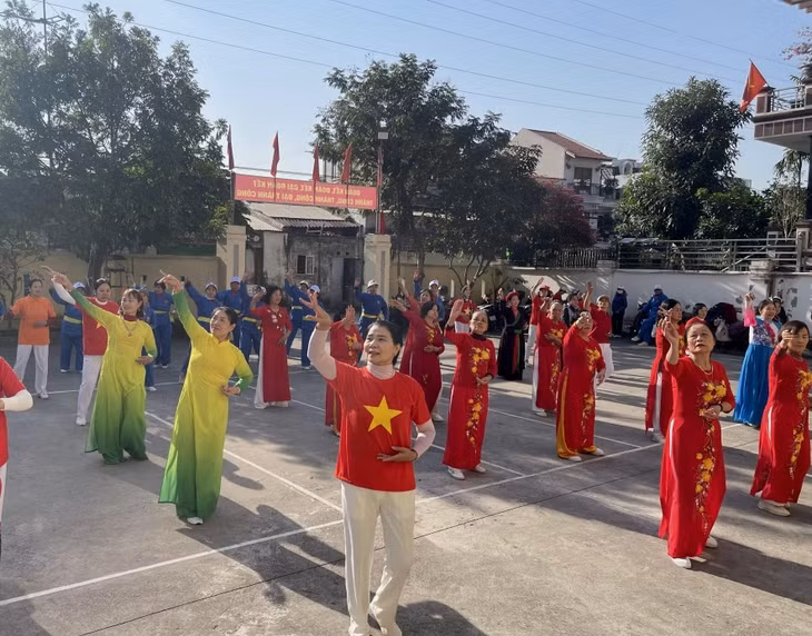 Người cao tuổi trên địa bàn TP Hạ Long giao lưu nghệ thuật, thể thao.