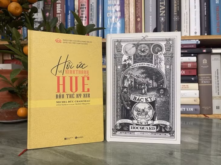 Sách Hồi ức về kinh thành Huế đầu thế kỷ XIX và sách Một chiến dịch ở Bắc Kỳ. Ảnh: MC.