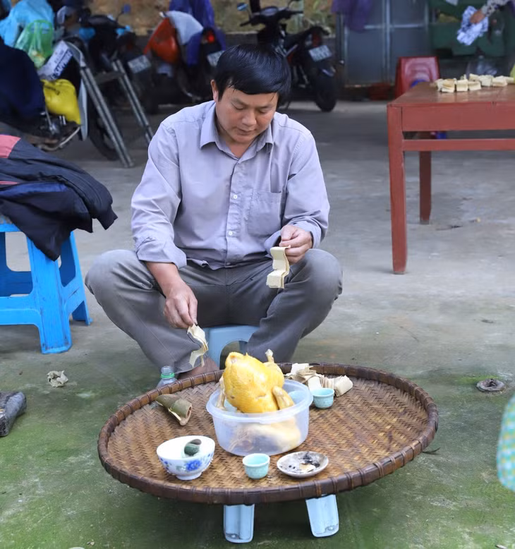 Ngoài mâm cúng trong nhà, còn có mâm cúng ngoài sân để cảm tạ trời đất đã cho mưa thuận, gió hòa.
