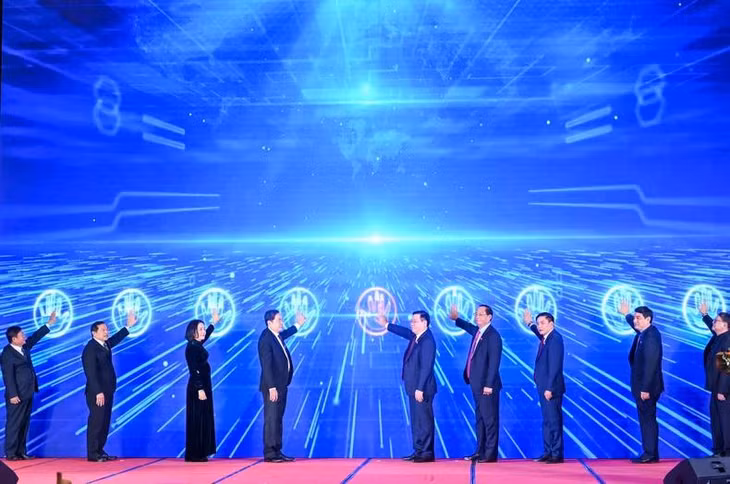 Chủ tịch Quốc hội Vương Đình Huệ và các đại biểu thực hiện nghi thức phát động cuộc vận động sáng tác ca khúc về Quốc hội và Hội đồng nhân dân. Ảnh: DUY LINH