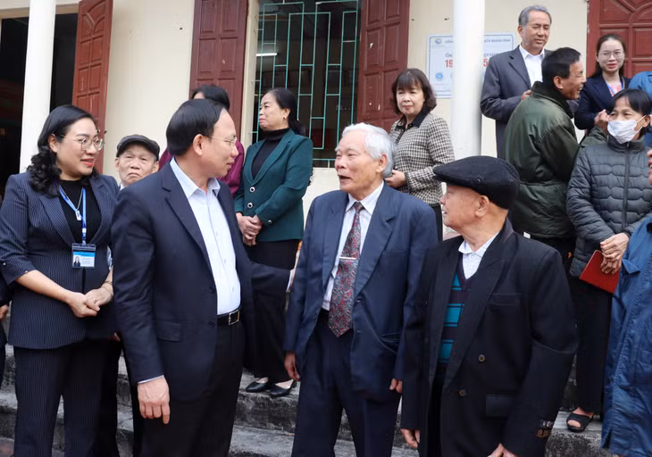 Đồng chí Nguyễn Xuân Ký, Bí thư Tỉnh ủy, Chủ tịch HĐND tỉnh, trò chuyện với các đảng viên Chi bộ khu Trới 6, phường Hoành Bồ. Ảnh: Thu Chung