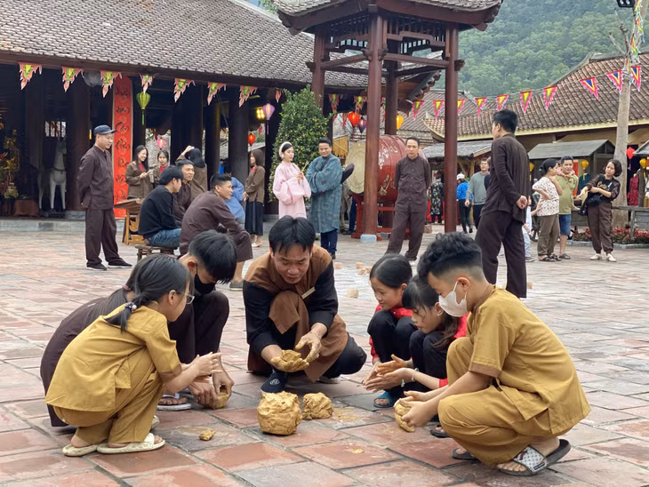 Các em nhỏ thích thú được tham gia làm pháo đất.