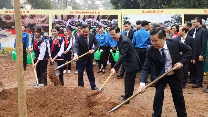 Chủ tịch nước Võ Văn Thưởng cùng các đại biểu trồng cây lưu niệm tại khuôn viên Di tích quốc gia đặc biệt Cổ Loa. (Ảnh: Thống Nhất - TTXVN)