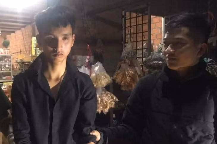 Sau hơn một giờ, lực lượng chức năng đã truy bắt được Trung (Ảnh: Công an tỉnh Gia Lai).