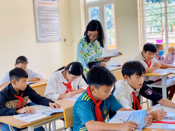 Một tiết học của cô và trò Trường TH-THCS Kỳ Thượng (xã Kỳ Thượng).
