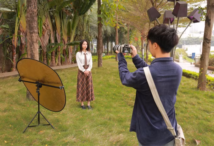 Hoàng Anh, 25 tuổi, ở Hà Nội kiếm được hàng chục triệu đồng mỗi tháng nhờ làm nội dung về hướng dẫn chụp ảnh, review công nghệ, tháng 2/2024. Ảnh: Thanh Nga
