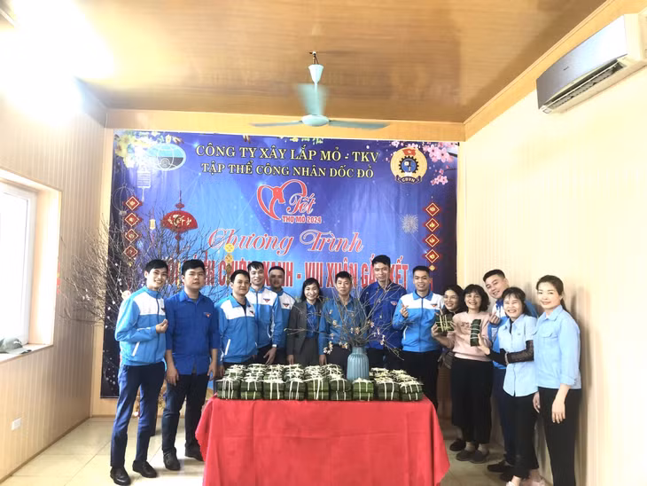 Chương trình “Gói bánh chưng xanh - Vui xuân gắn kết” thu hút nhiều đoàn viên, công nhân trẻ trong Công ty Xây lắp mỏ tham gia.