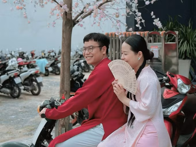 Trân Nguyễn chụp ảnh áo dài Tết cùng đồng nghiệp vào tháng 1/2024. Ảnh nhân vật cung cấp