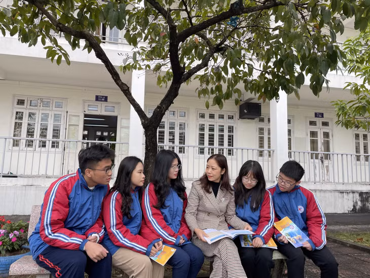 NGƯT Khổng Thị Thu Trang, Tổ trưởng Tổ Sử - Địa, Trường THPT Chuyên Hạ Long luôn gần gũi, được học sinh yêu mến.