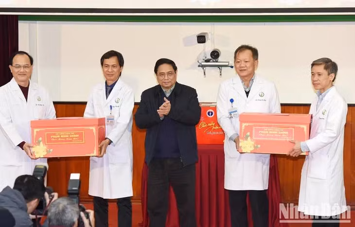 Thủ tướng Phạm Minh Chính tặng quà chúc Tết Bệnh viện Hữu nghị Việt Đức và kíp trực ngày Tết. Ảnh: TRẦN HẢI