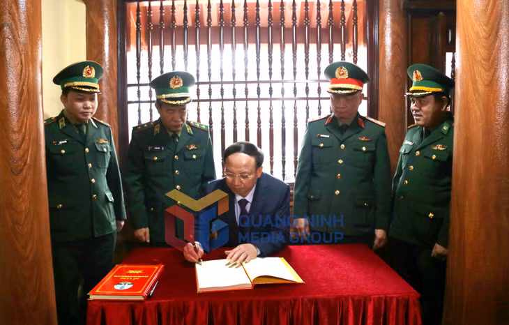 Đồng chí Nguyễn Xuân Ký, Ủy viên Trương ương Đảng, Bí thư Tỉnh ủy, Chủ tịch HĐND tỉnh ghi sổ vàng lưu niệm.