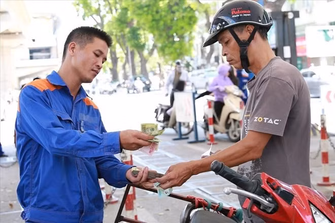 Giá xăng giảm từ chiều nay (22.2). Ảnh: Hải Nguyễn