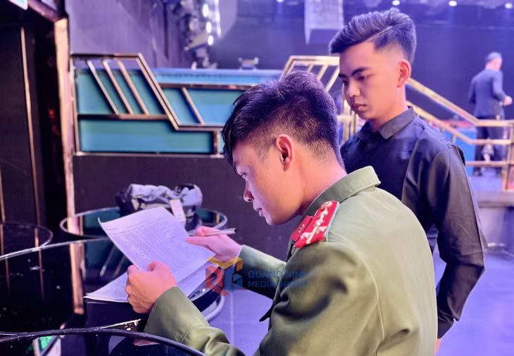 Lực lượng công an tiến hành rà soát danh sách nhân viên để xét nghiệm chất ma túy trong cơ thể.