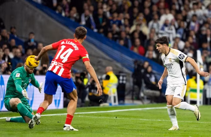 Diaz (phải) trong pha làm bàn mở tỷ số trận Real hòa Atletico 1-1 ở vòng 23 La Liga trên sân Bernabeu ngày 4/2/2024. Ảnh: AS