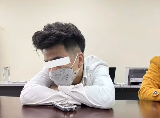 Tài xế xe con bị cầm hung khí tấn công, đe dọa xe buýt và bị bắt tạm giam tối ngày 20/2. (Ảnh: Công an quận Bắc Từ Liêm)