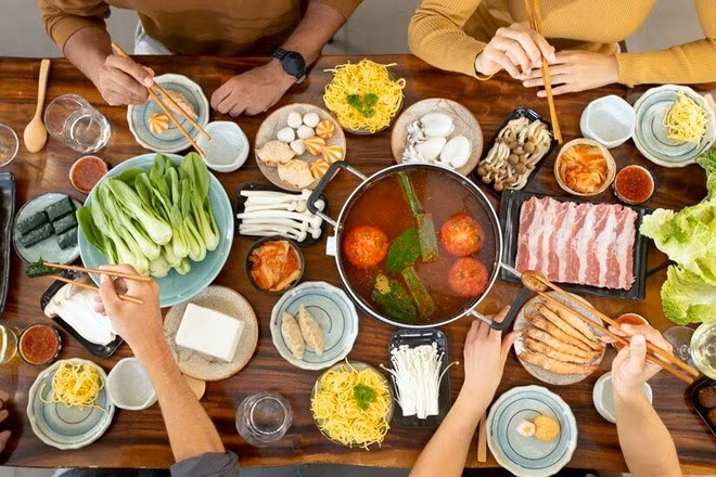 Mọi người nên ăn kết hợp thịt, cá, hải sản và rau củ quả trong nồi lẩu để cân bằng âm - dương. Ảnh: Freepik.