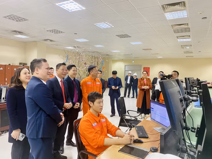 Đồng chí Lê Văn Ánh, Phó Chủ tịch HĐND tỉnh cùng đoàn hỏi thăm, động viên các cán bộ, công nhân Nhiệt điện Mông Dương 1 làm nhiệm vụ tại Trung tâm vận hành sản xuất.