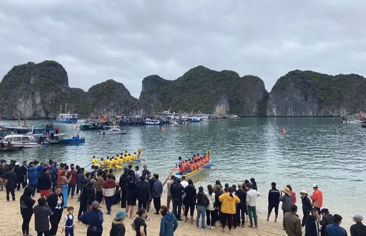 Lễ hội đền Bà Men năm nay chỉ có 2 đội tham gia bơi thuyền rồng truyền thống là đội Cao Minh (Hải Phòng) và đội Cửa Vạn (Quảng Ninh). Kết quả, đội Cửa Vạn giành giải Nhất.