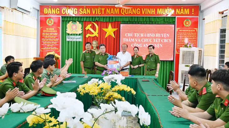 Chủ tịch UBND huyện Cần Giuộc Nguyễn Anh Đức thưởng nóng số tiền 15 triệu đồng cho tập thể Công an huyện và Công an xã Long Phụng có thành tích xuất sắc trong công tác điều tra phá án. Ảnh: An Long