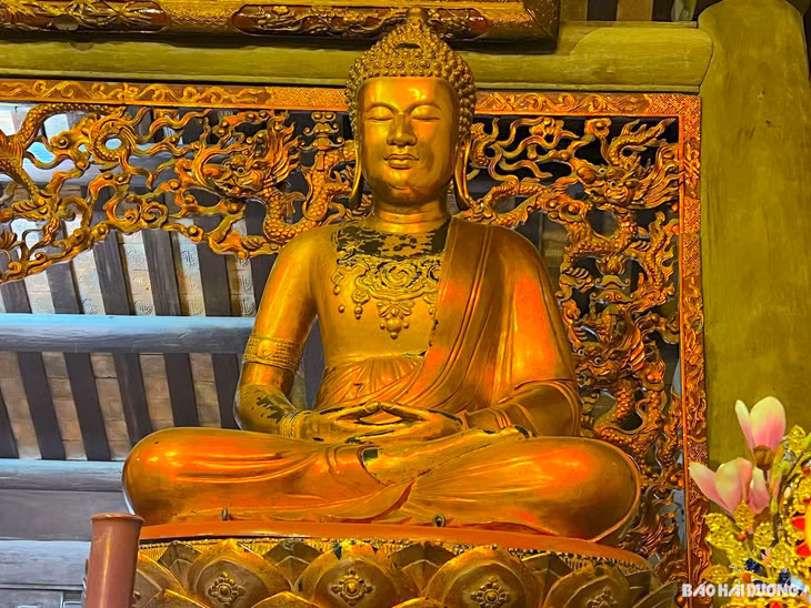 Các pho tượng trong bộ Tam Thế Phật ở chùa Côn Sơn đều có những giá trị đặc biệt về lịch sử tạo dáng rất quý hiếm, giá trị thẩm mỹ tiêu biểu. Trong ảnh: Tượng Phật Quá Khứ thờ tại chùa Côn Sơn