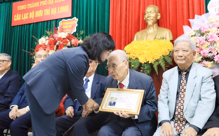 Đồng chí Trịnh Thị Minh Thanh, Phó Bí thư Thường trực Tỉnh ủy tặng chứng nhận và quà chúc thọ cho hội viên cao tuổi.
