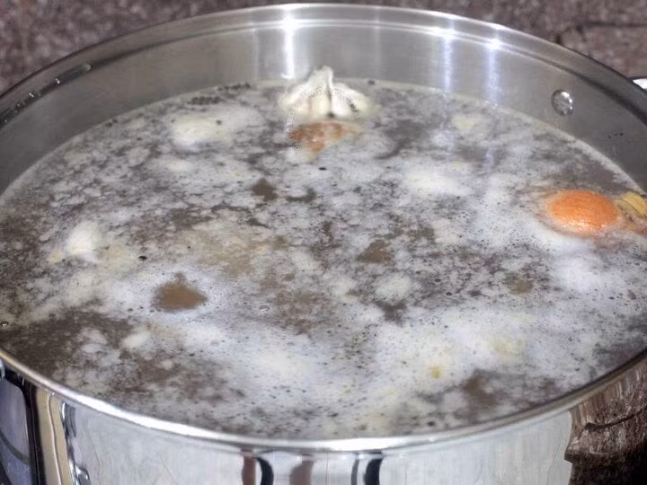 Lớp bọt đợt hai chứa nhiều chất đạm, chất béo của xương và sạch nên không cần hớt nữa (Ảnh: Umami Days)