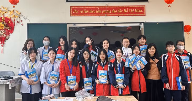 Học sinh Trường THPT Hòn Gai có kết quả học tập tốt trong học kỳ I năm học 2023-2024 được nhà trường khen thưởng.