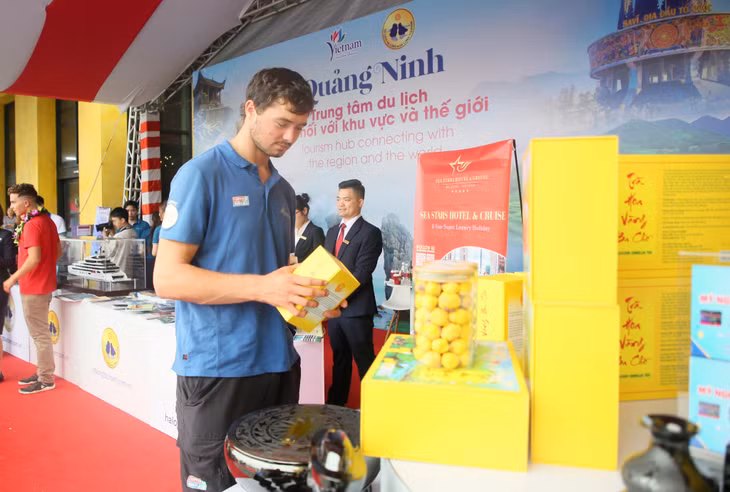 Một thủy thủ chăm chú tìm hiểu sản phẩm trà hòa vàng tại không gian giới thiệu sản phẩm OCOP Quảng Ninh.