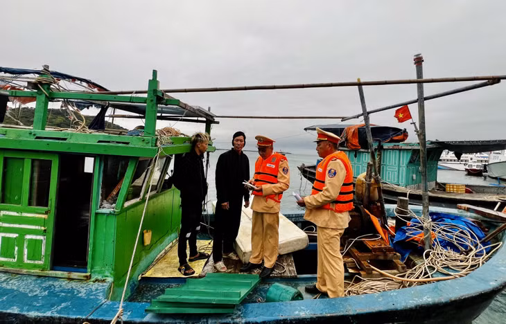 CSGT Công an huyện Cô Tô tuyên truyền thực hiện pháp luật đối với ngư dân.