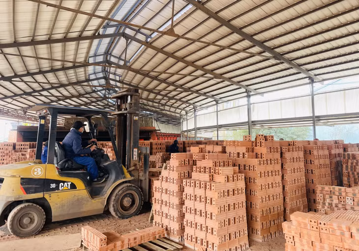 Sản xuất tại Nhà máy gạch Hoàng Quế (TX Đông Triều).