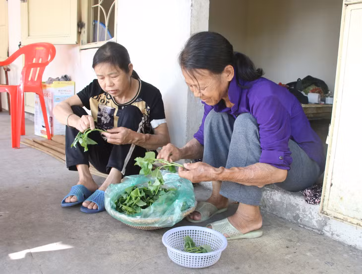 Các bệnh nhân xóm chạy thận cùng nhau sửa soạn bữa cơm chiều.