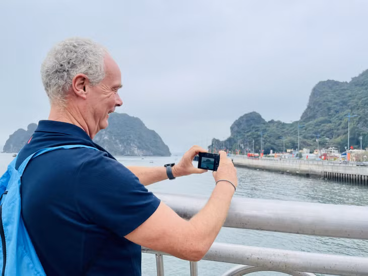 Ông Han Van Roosmalands (Đội đua Ha Long Bay, Viet Nam) và những thành viên trong đoàn thích thú lưu lại những hình ảnh đẹp của TP Hạ Long trong chuyến đi trải nghiệm Free Walking Tour Ha Long.